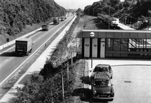 847491 Gezicht op de Lijnweg (onderdeel van de S25, de secundaire provinciale weg Veenendaal-Rhenen) te Rhenen. Rechts ...